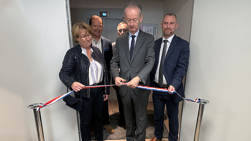 Gilles de Lacaussade découpe le ruban tricolore.