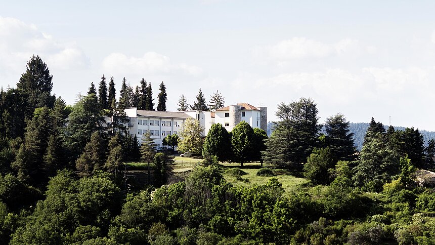 Vue panoramique de l'établissement de Folcheran, isolé au milieu des Cévennes