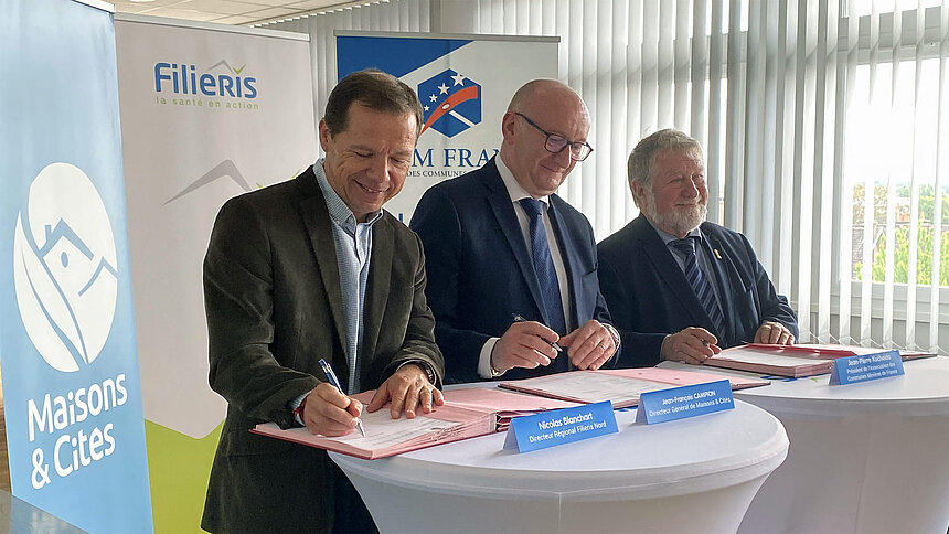 Nicolas Blanchart, Jean-François Campion et Jean-Pierre Kucheida, en train de signer