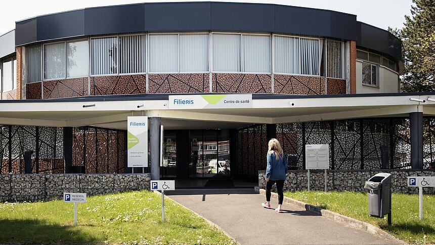 Une patiente entre dans le centre de santé Filieris de Lens-Rotonde
