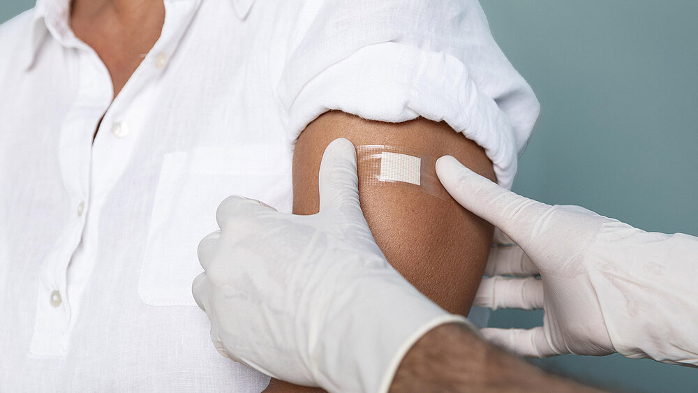 Gros plan sur le pansement après vaccination sur le haut du bras