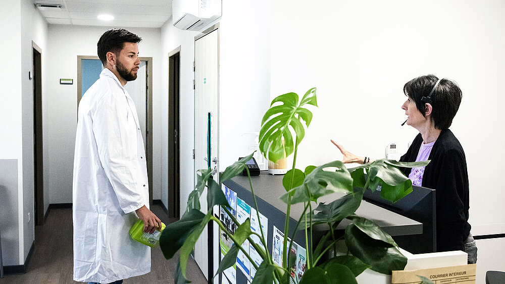 Le médecin Filieris (à gauche) discute avec la secrétaire médicale (à droite), centre de Hulluch