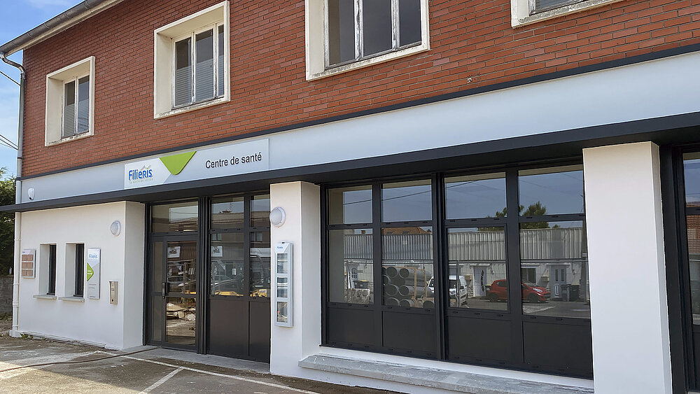 Façade et portes d'entrée du centre Filieris de Nœux-les-Mines