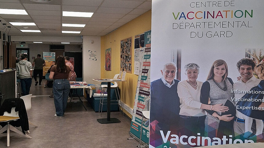 Intérieur de la Maison de la Jeunesse d’Alès avec le stand d'information et les bénévoles