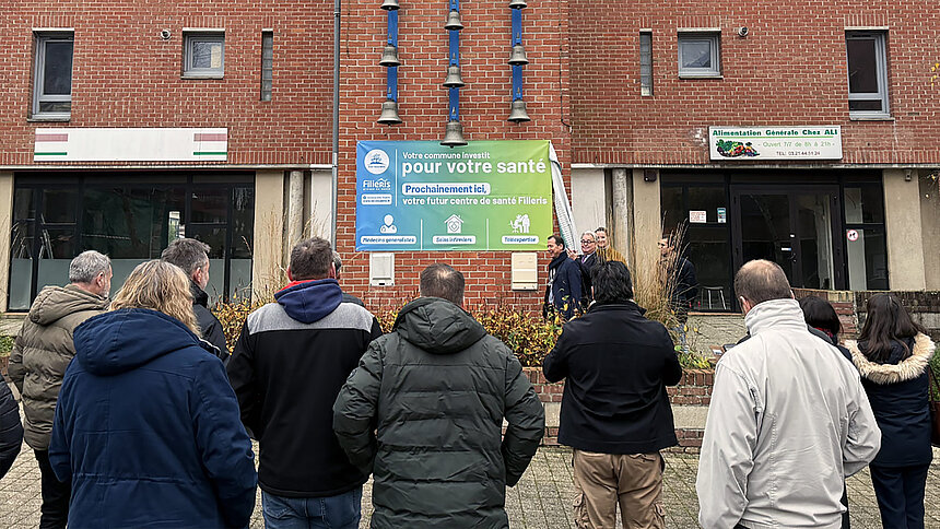 Des personnes sont réunies devant le futur centre Filieris d'Aix-Noulette