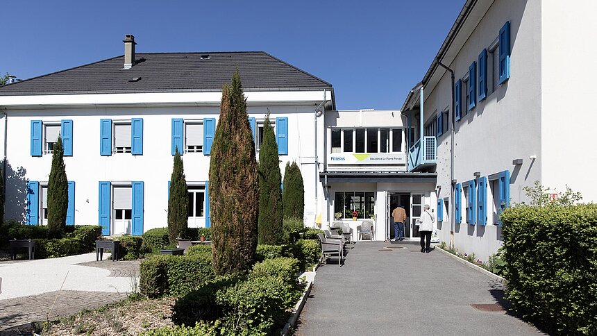 Deux personnes entrent dans la RHT Filieris.