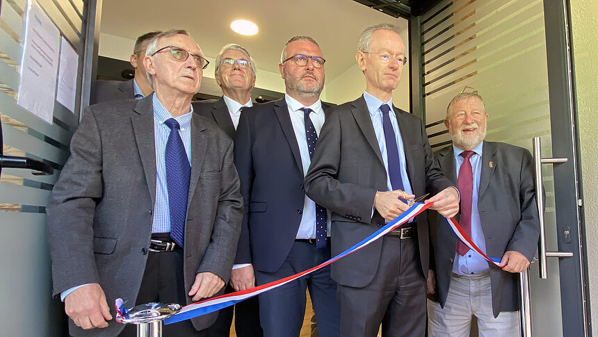 Gilles de Lacaussade découpe le ruban bleu-blanc-rouge.